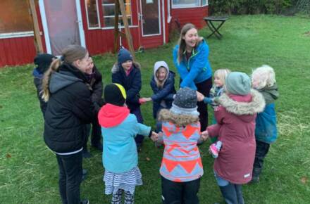 Kinder spielen draußen im Kreis