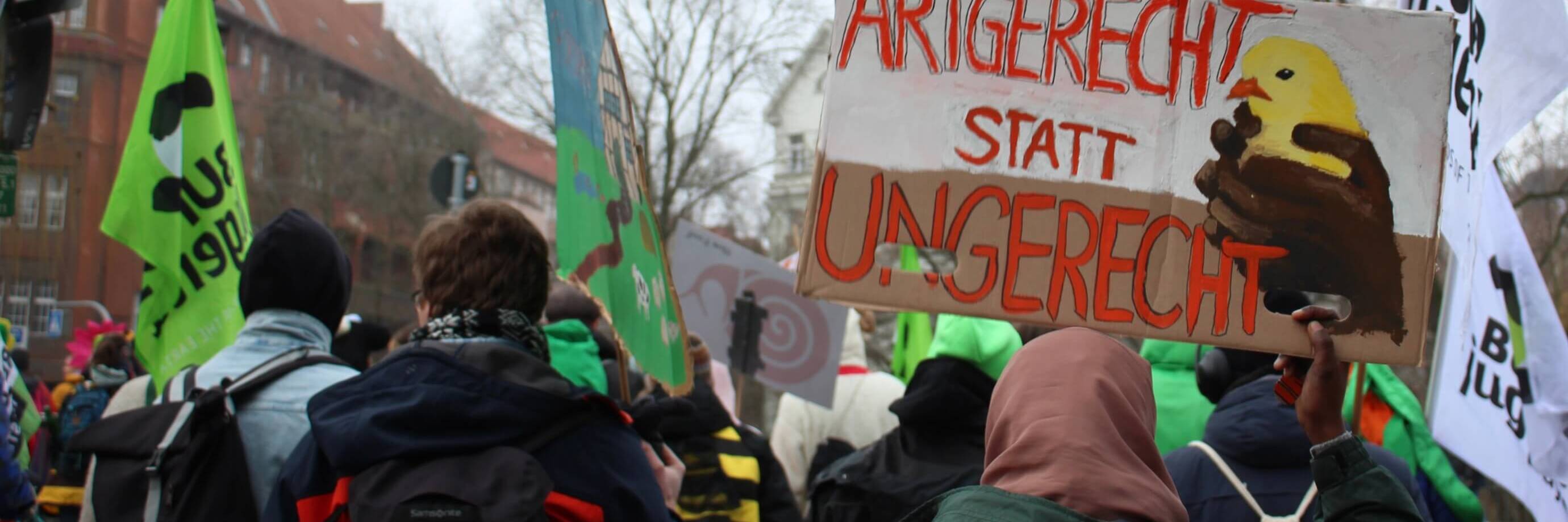 Demonstrierende mit Schild: Artgerecht statt ungerecht.
