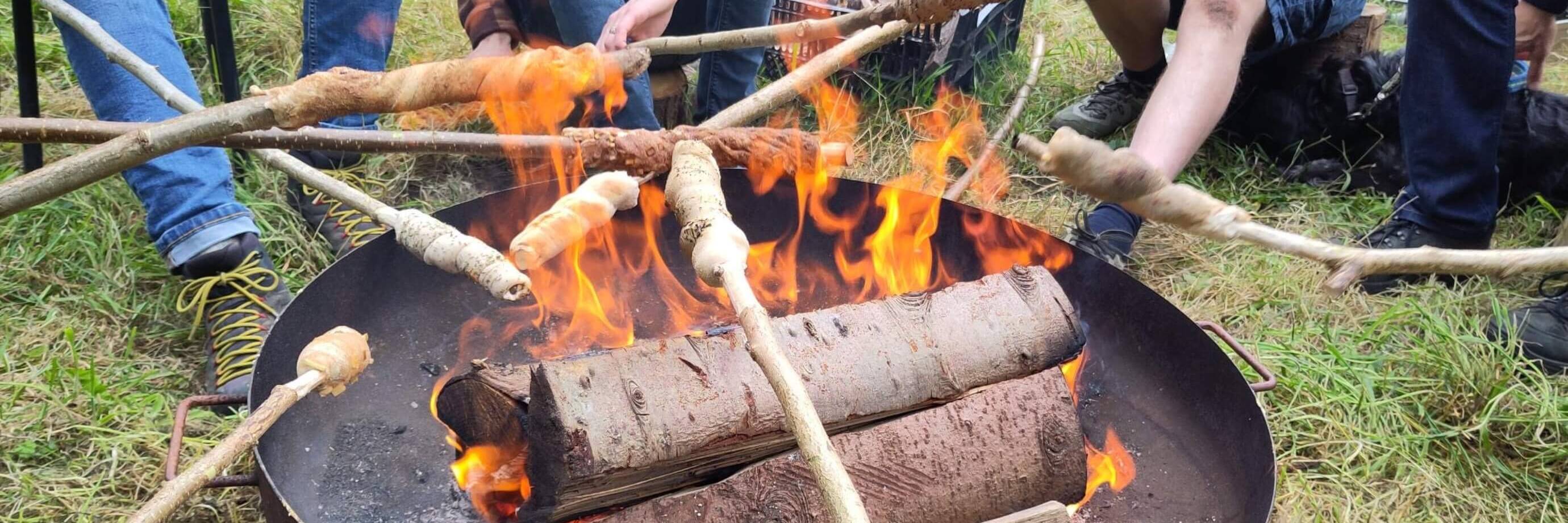 Stockbrot am Lagerfeuer backen