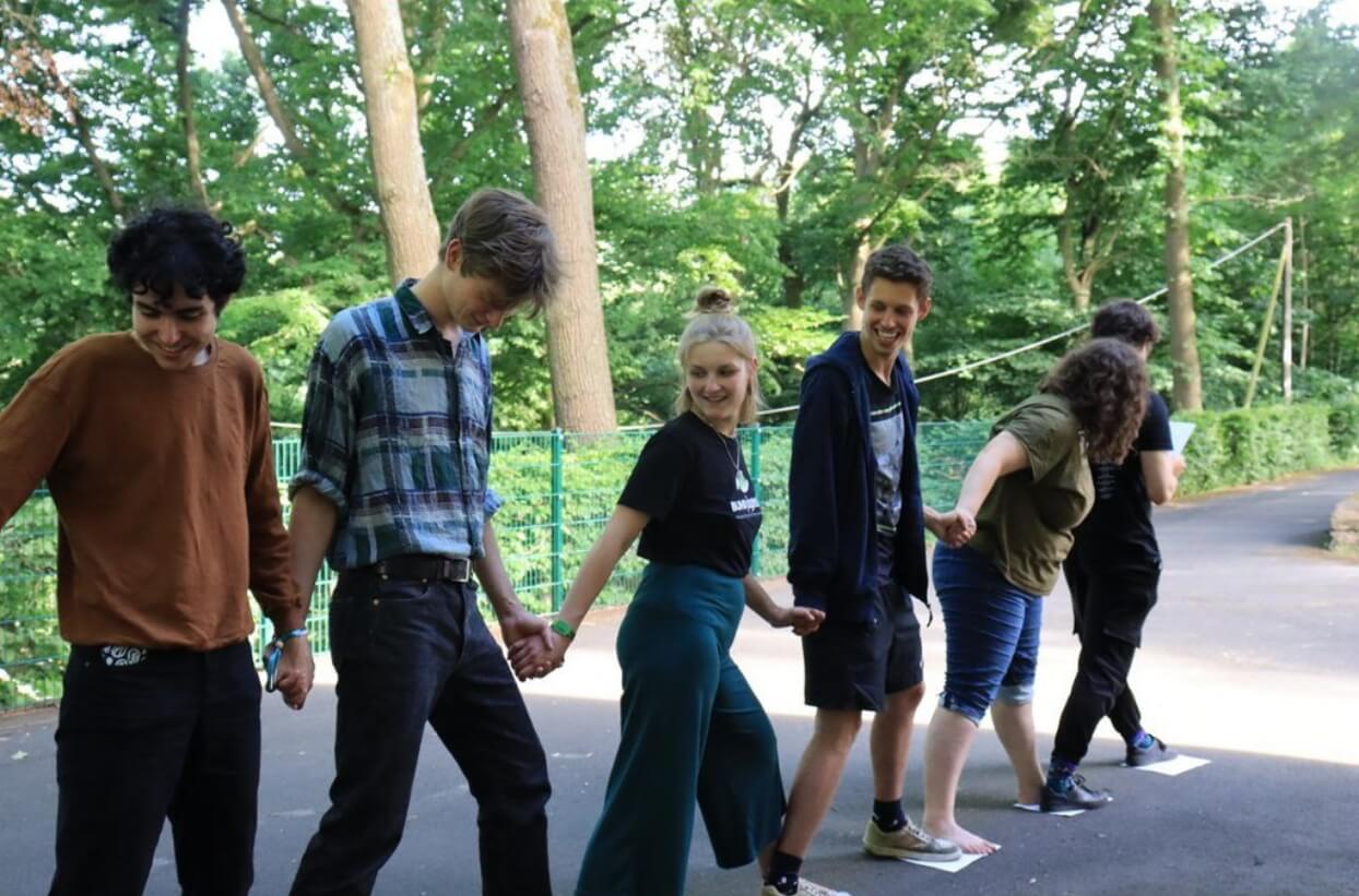 Personengruppe hält Hände im Freien