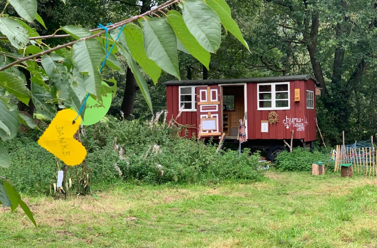 Roter Bauwagen im Grünen mit Dekorationen