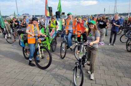 Fahrraddemonstration am Hafen mit vielen Teilnehmern.