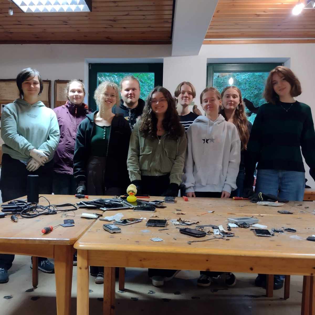 Gruppe junger Menschen bei Elektronik-Recycling-Workshop