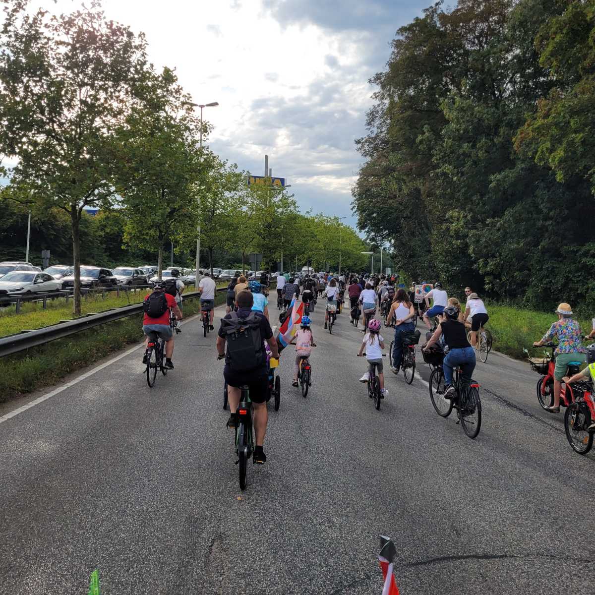 Gruppe von Radfahrern auf einer Straße.