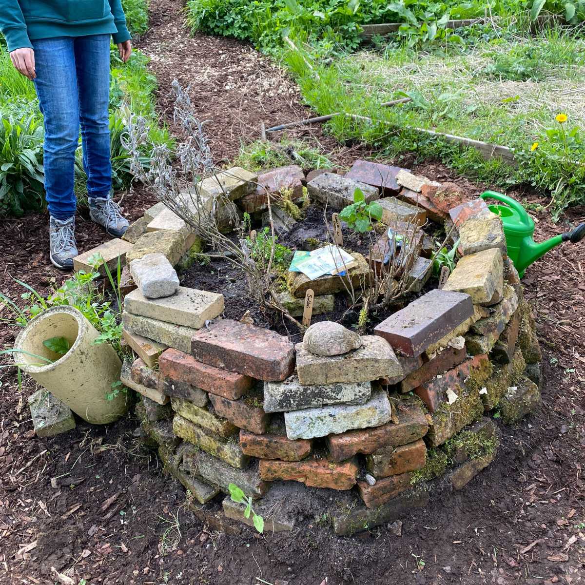 Hochbeet aus Backsteinen im Garten