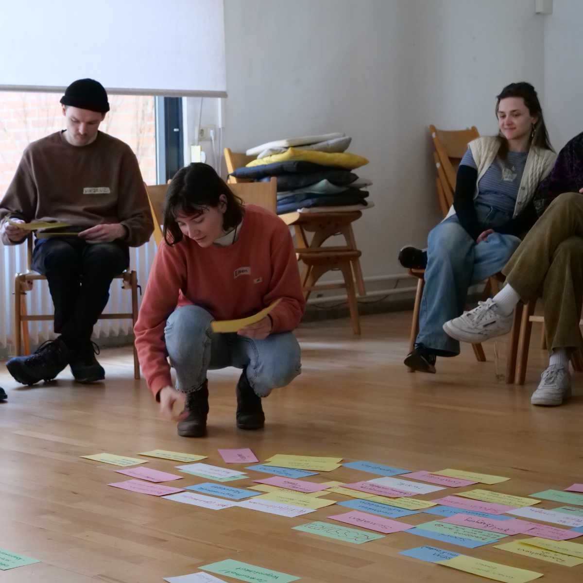 Menschen sortieren bunte Notizen auf dem Boden