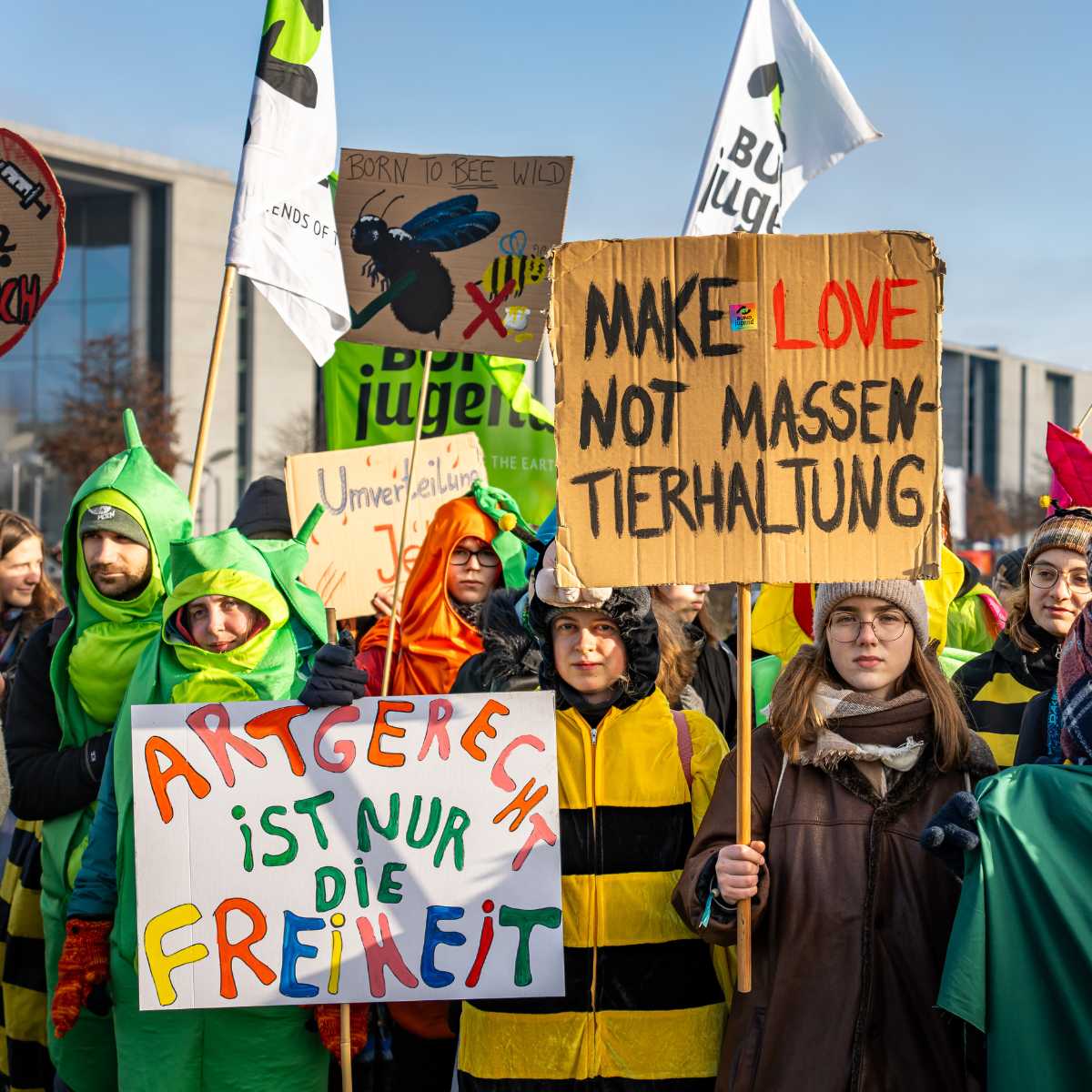 Demonstranten mit Schildern gegen Massentierhaltung und für Freiheit.