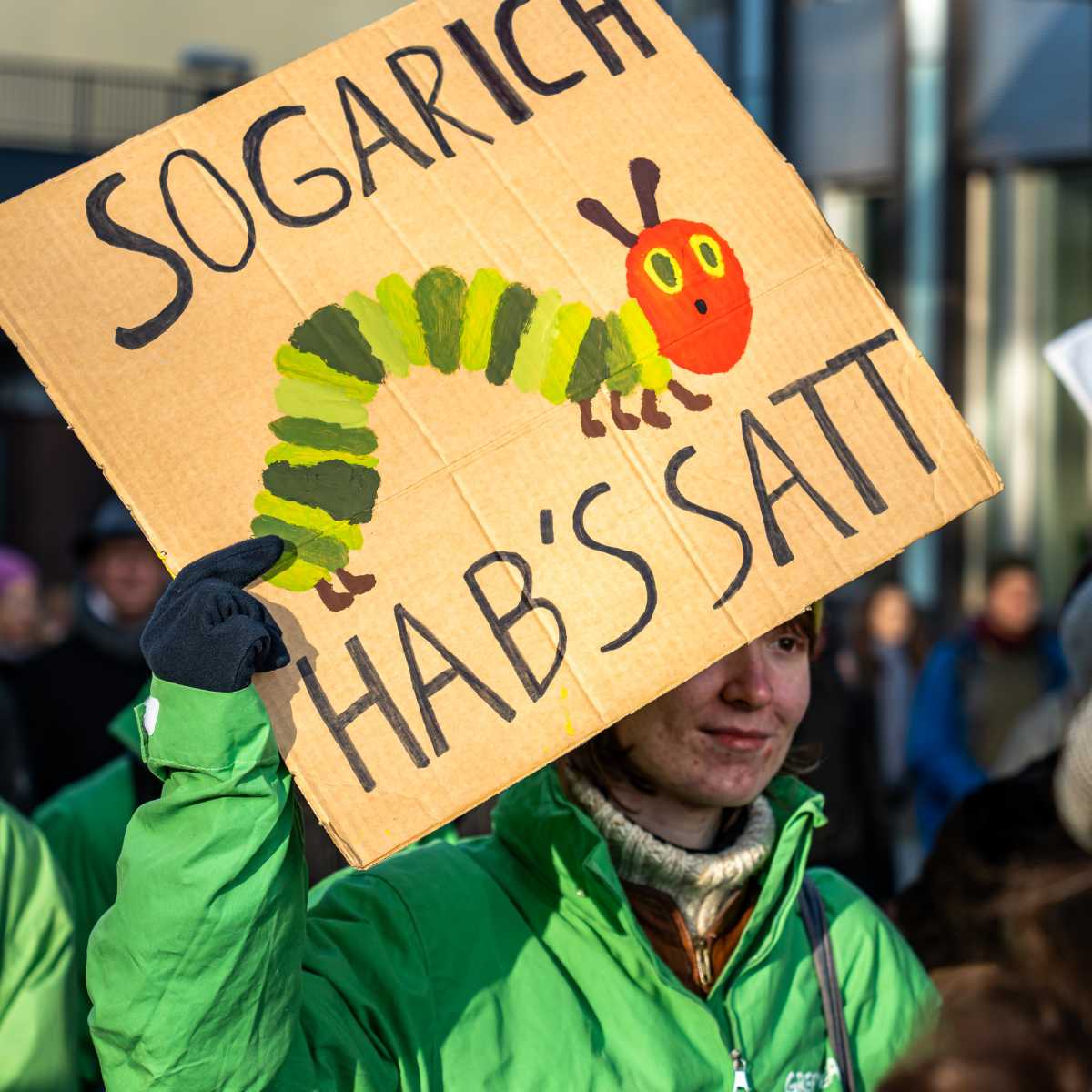 Person mit Schild auf Demo